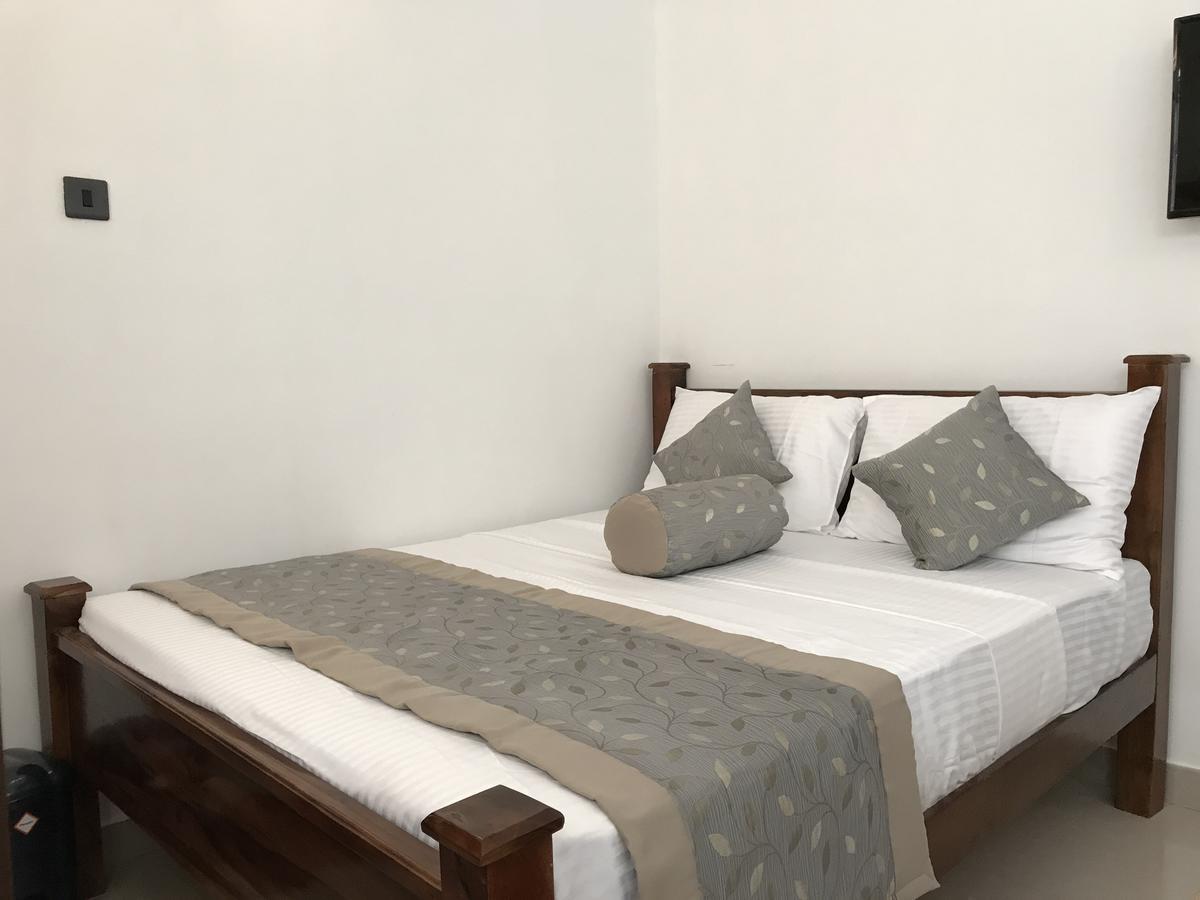 Royal White Tourist Rest Hotel อนุราธปุระ ภายนอก รูปภาพ