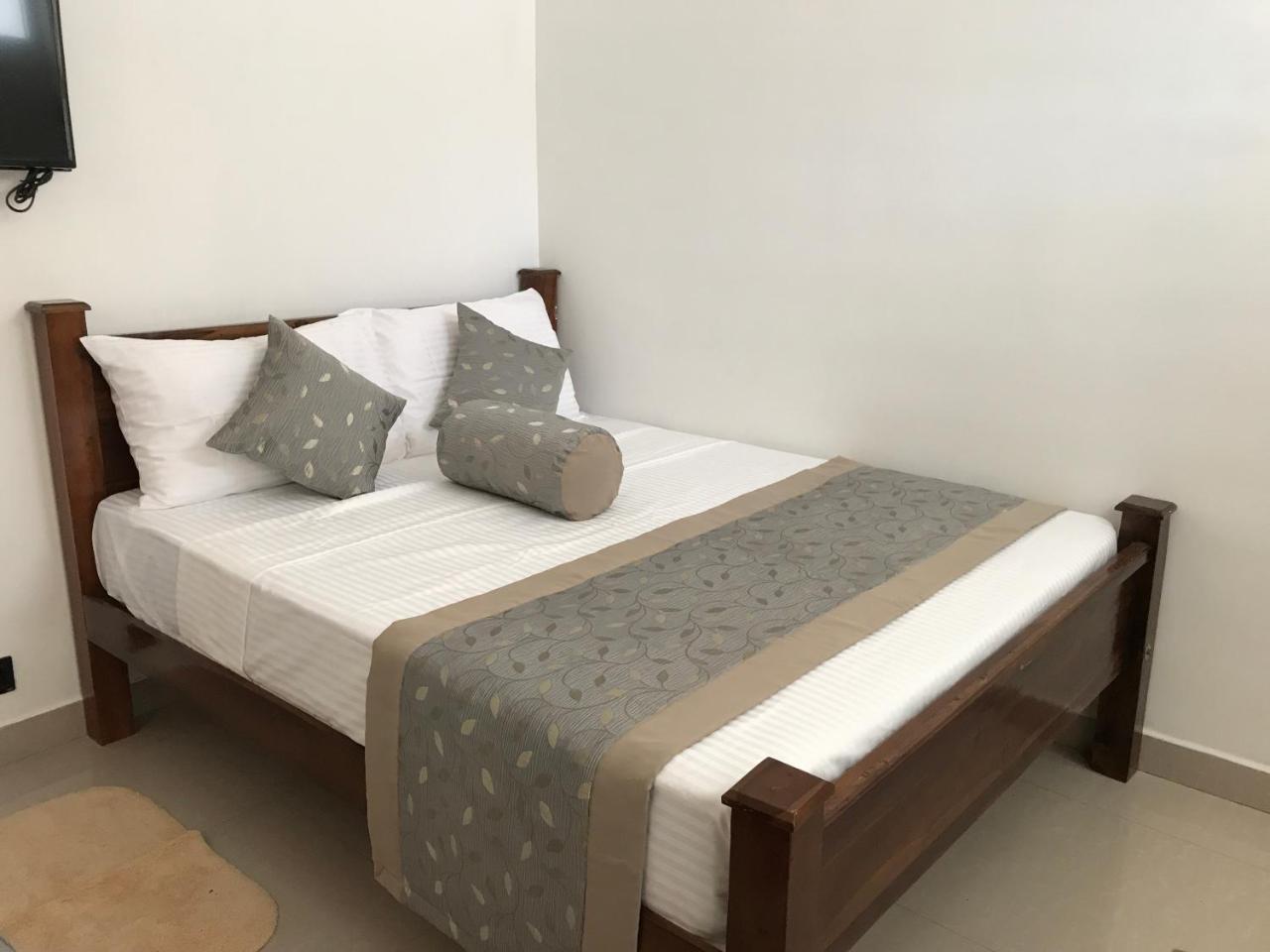 Royal White Tourist Rest Hotel อนุราธปุระ ภายนอก รูปภาพ