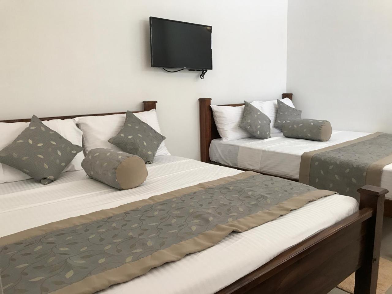 Royal White Tourist Rest Hotel อนุราธปุระ ภายนอก รูปภาพ