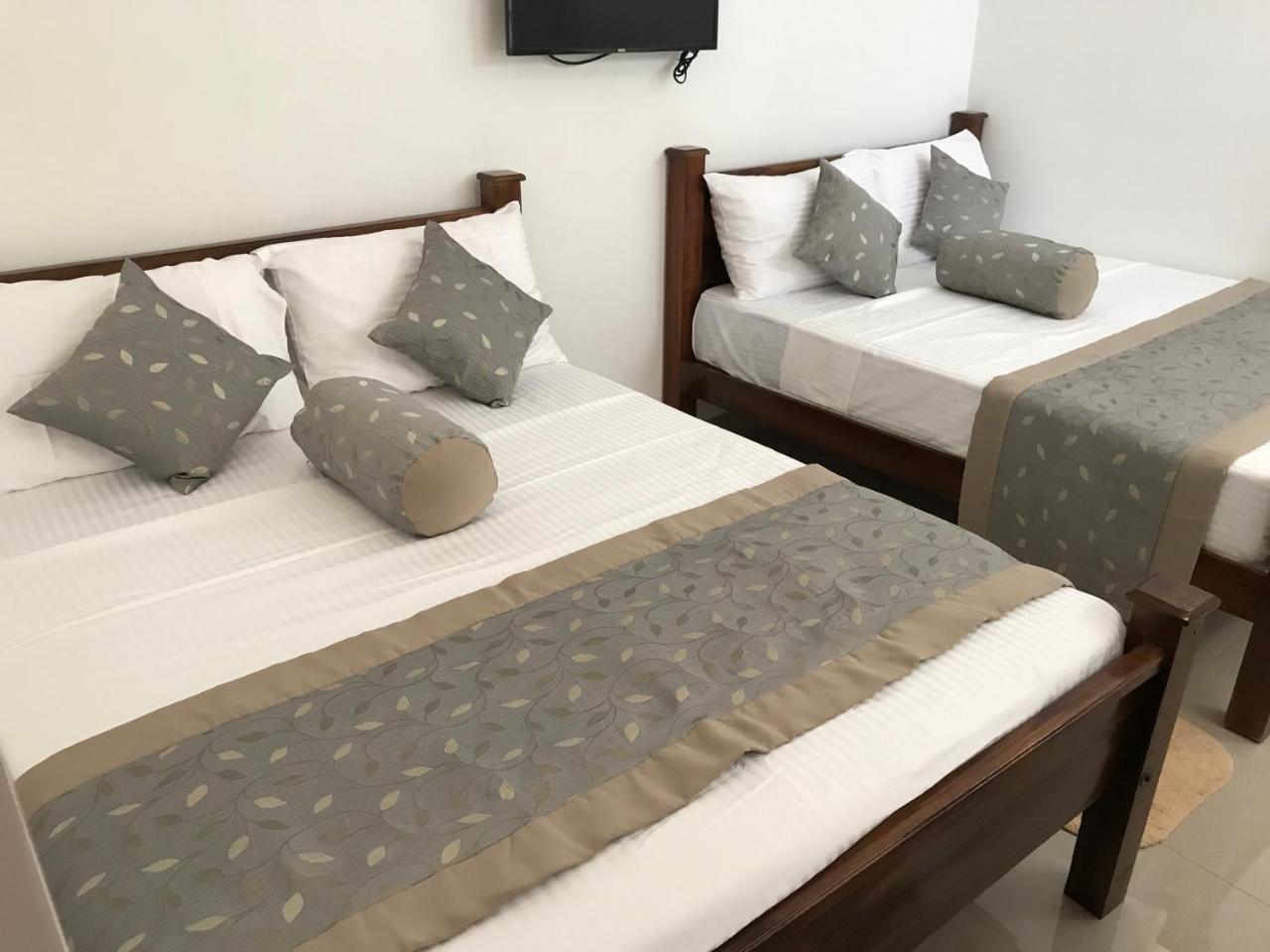 Royal White Tourist Rest Hotel อนุราธปุระ ภายนอก รูปภาพ