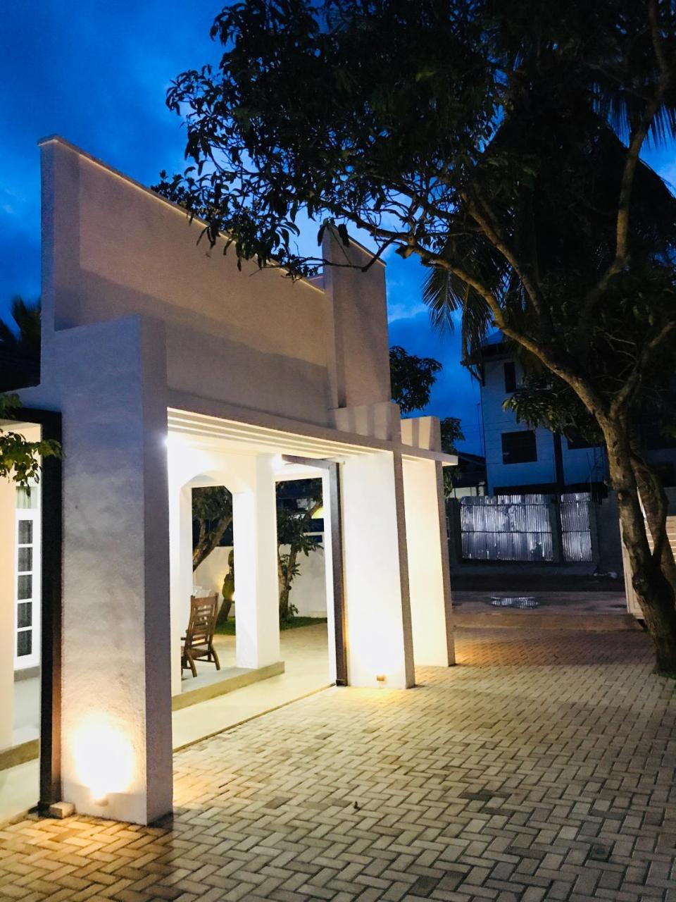 Royal White Tourist Rest Hotel อนุราธปุระ ภายนอก รูปภาพ
