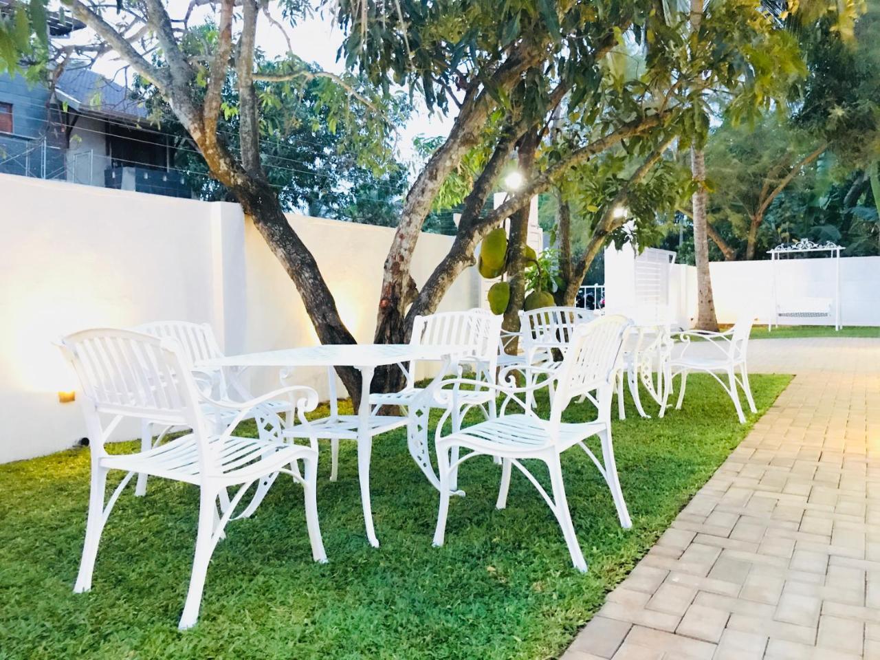 Royal White Tourist Rest Hotel อนุราธปุระ ภายนอก รูปภาพ