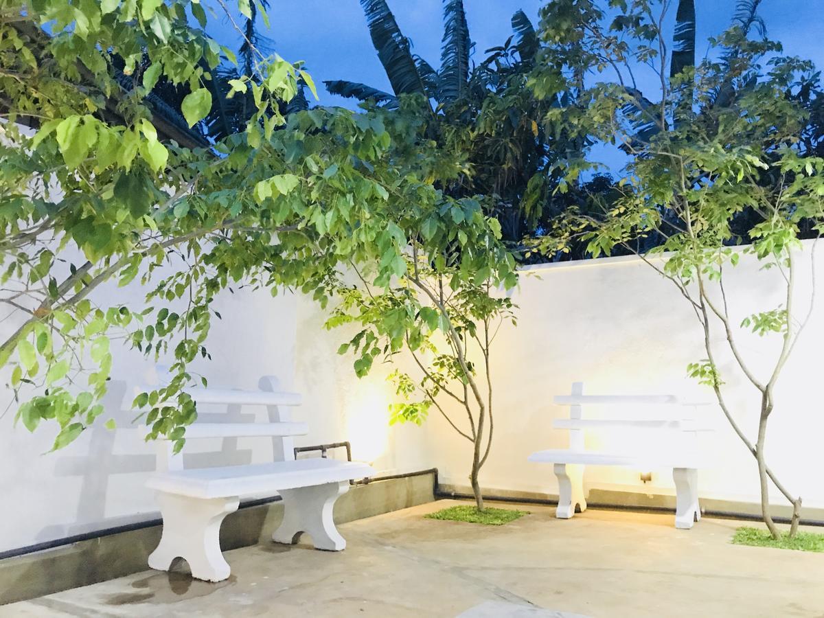 Royal White Tourist Rest Hotel อนุราธปุระ ภายนอก รูปภาพ
