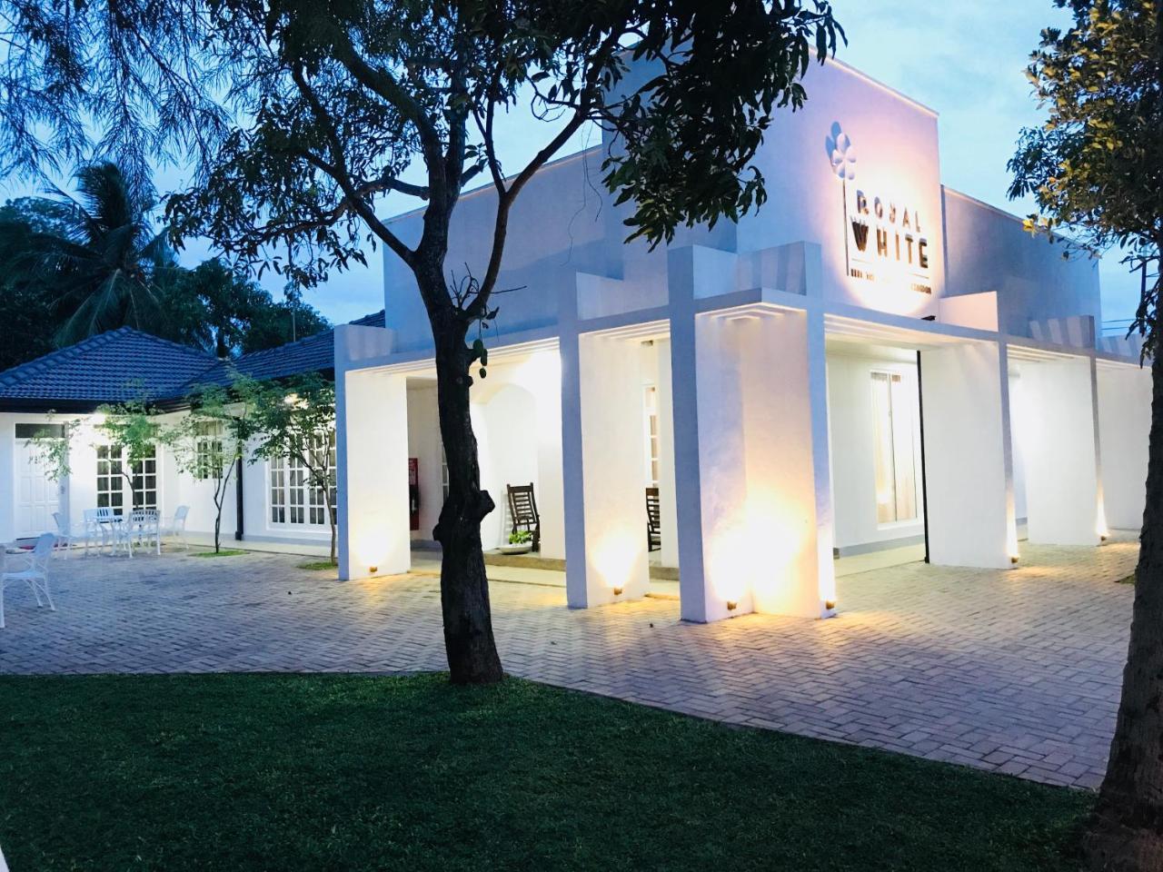 Royal White Tourist Rest Hotel อนุราธปุระ ภายนอก รูปภาพ