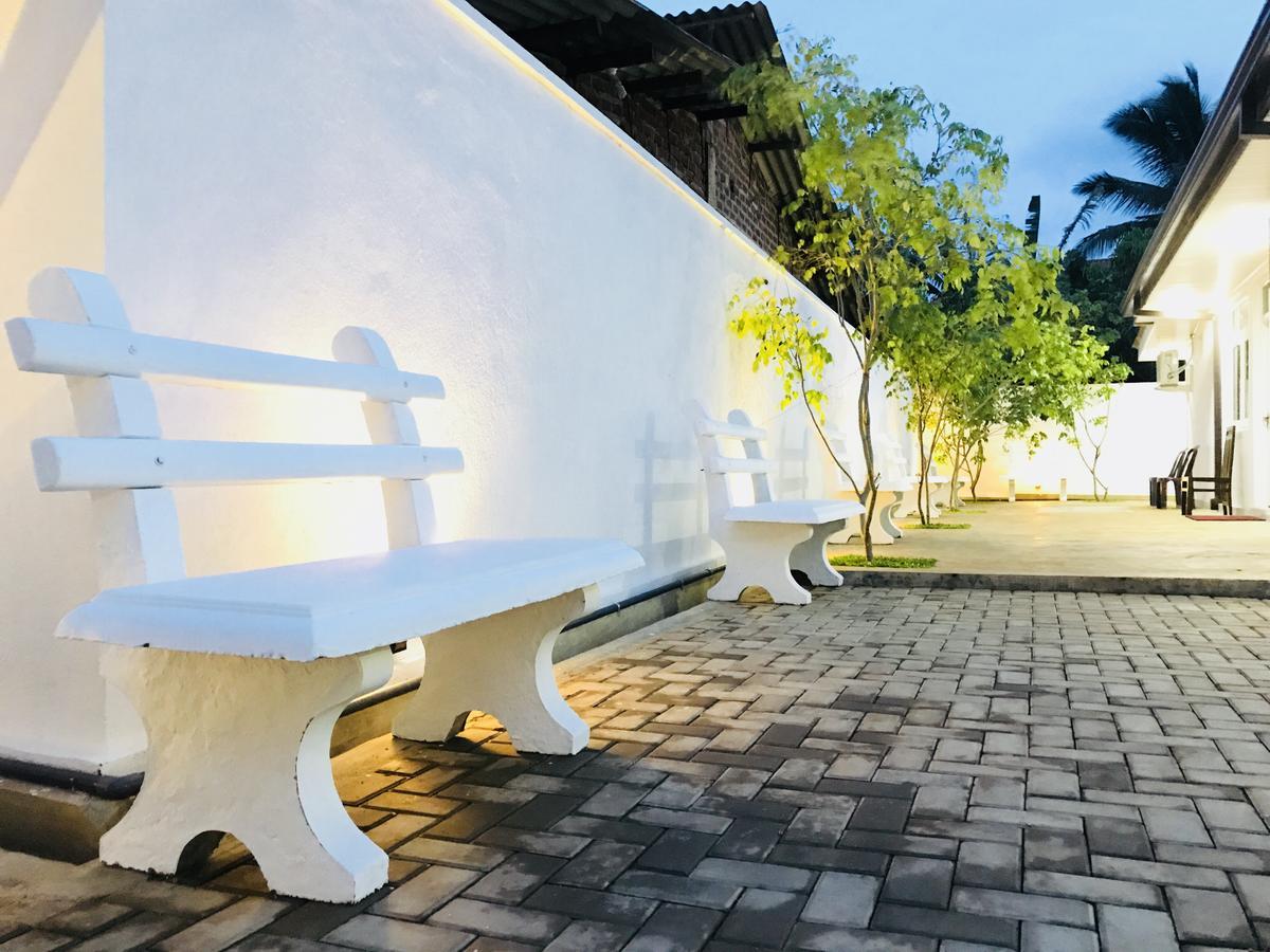 Royal White Tourist Rest Hotel อนุราธปุระ ภายนอก รูปภาพ